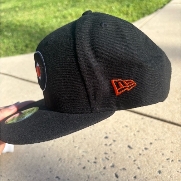 New Era Philadelphia Flyers Black Snapback - Picture 2 of 8